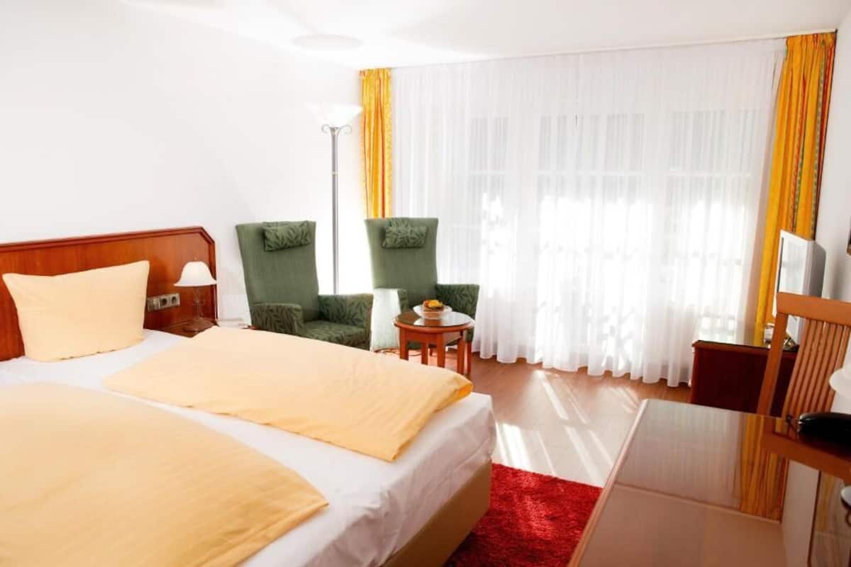 Hypo-allergenic bedding, in-room safe, desk, free WiFi