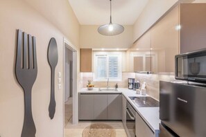 ثلاجة، ميكروويف، فرن، موقد طهي مسطح