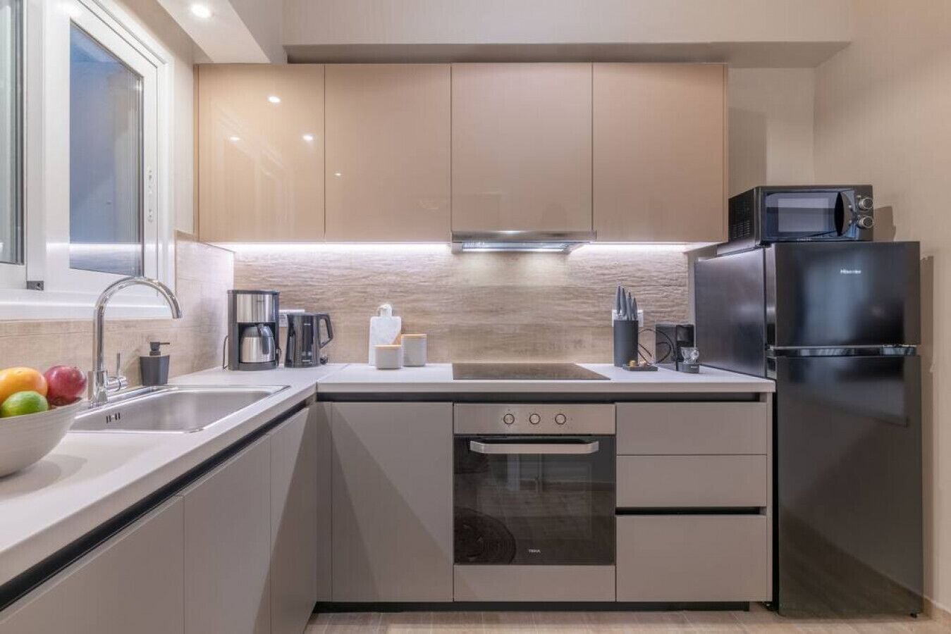 Frigorífico, microondas, horno y placa de cocina