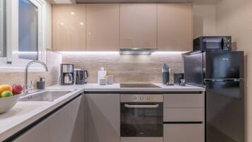 Kühlschrank, Mikrowelle, Ofen, Herdplatte