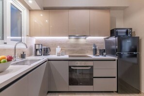 Køleskab, mikrobølgeovn, ovn, kogeplade