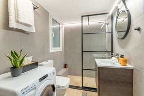 Secador de pelo y toallas