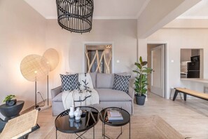 Una Smart TV, un reproductor estéreo