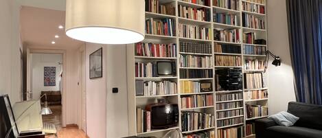 智能电视、书、立体声音响、电脑显示器