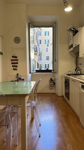 Jääkaappi, mikroaaltouuni, uuni, liesi