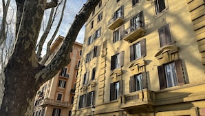 A multi-story building with balconies and windows, featuring classical architectural details. - Beautiful apartment within walking distance of St. Peter's (Roma)