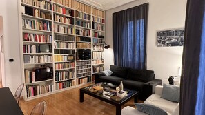 Älytelevisio, kirjoja, stereot, tietokoneen näyttö