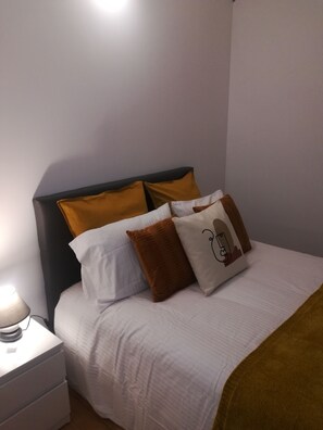 2 chambres, fer et planche à repasser, lit de bébé portatif