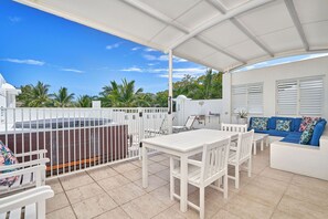 Outdoor dining - Beach Club 2 Bedroom Penthouse with rooftop terrace (Palm Cove)