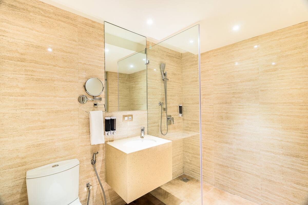 Combined shower/tub, free toiletries, slippers, bidet