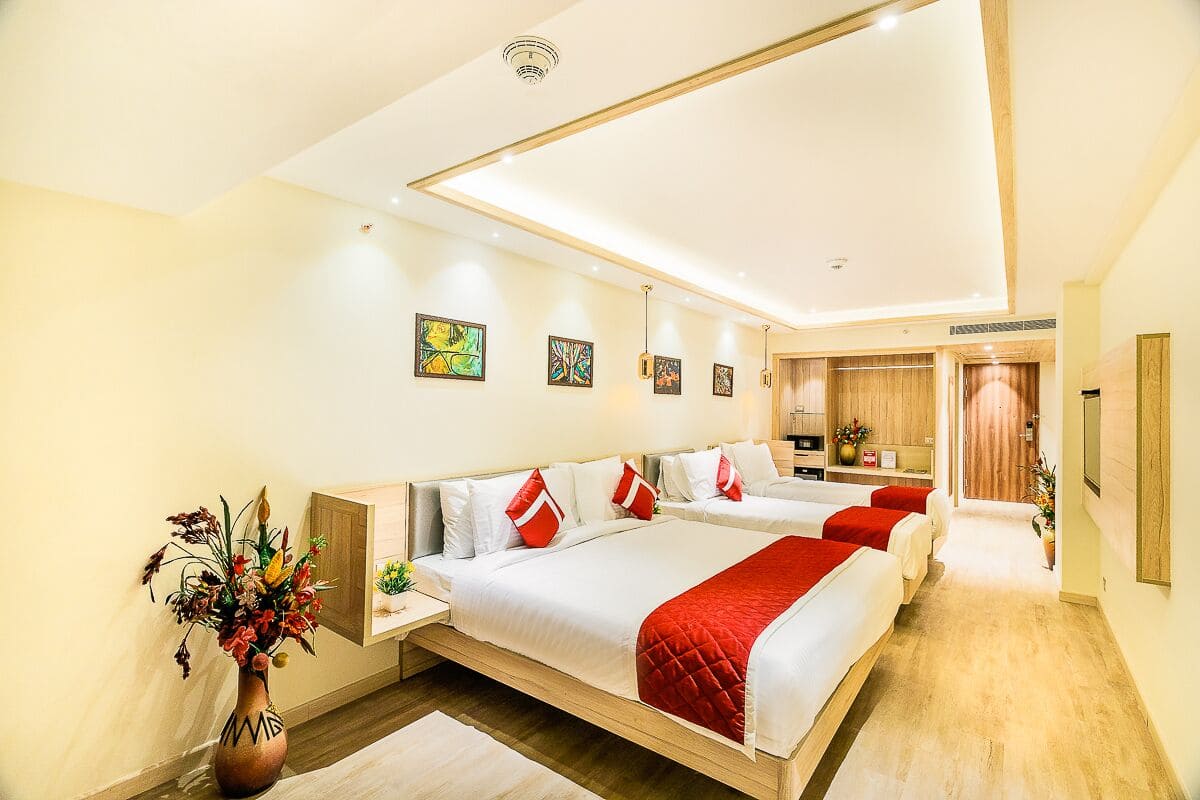 1 bedroom, Egyptian cotton sheets, premium bedding, down comforters