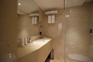 Combined shower/tub, free toiletries, slippers, bidet - Jagadish Hotels Sankey Road (Bengaluru)