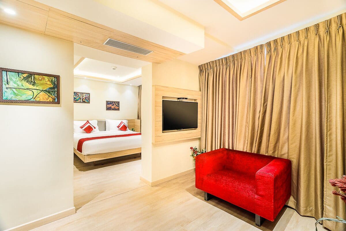 1 bedroom, Egyptian cotton sheets, premium bedding, down comforters