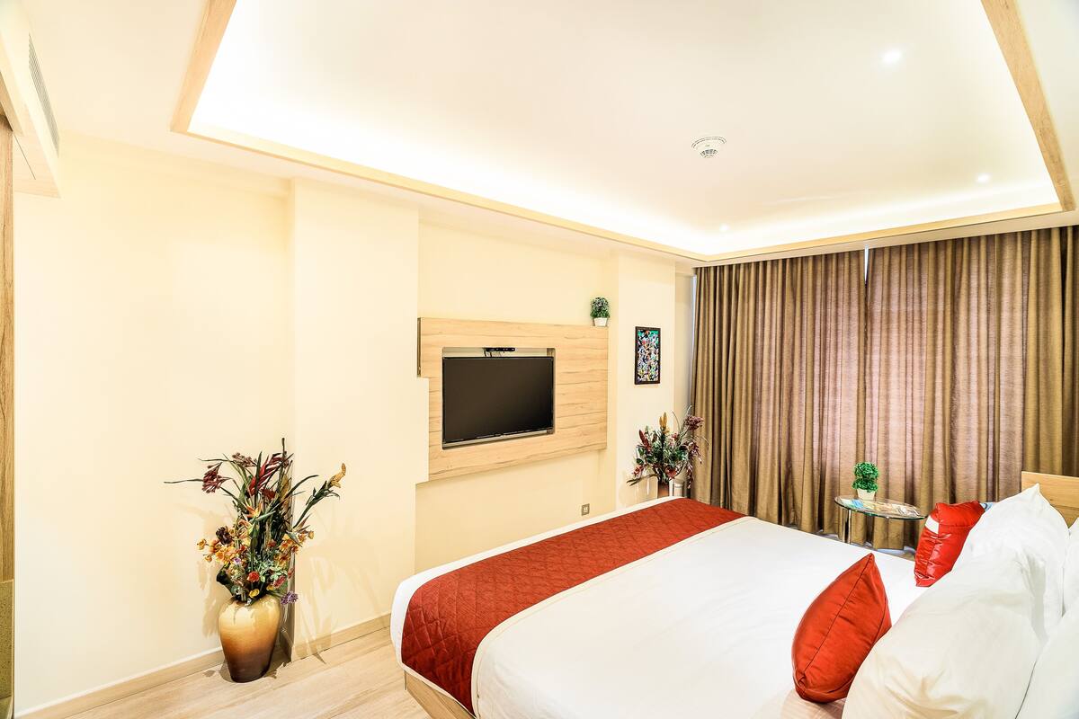 1 bedroom, Egyptian cotton sheets, premium bedding, down comforters