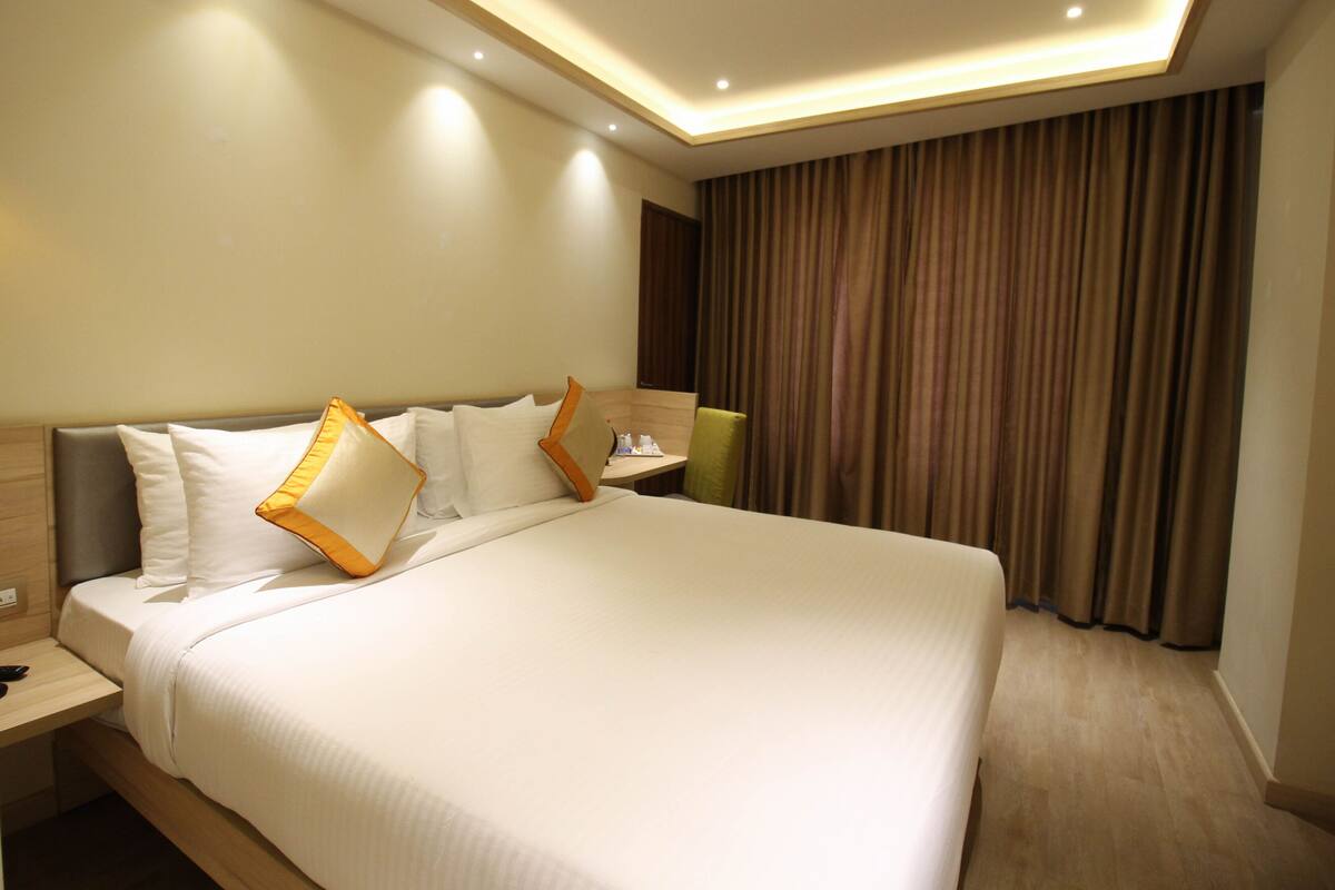 1 bedroom, Egyptian cotton sheets, premium bedding, down comforters