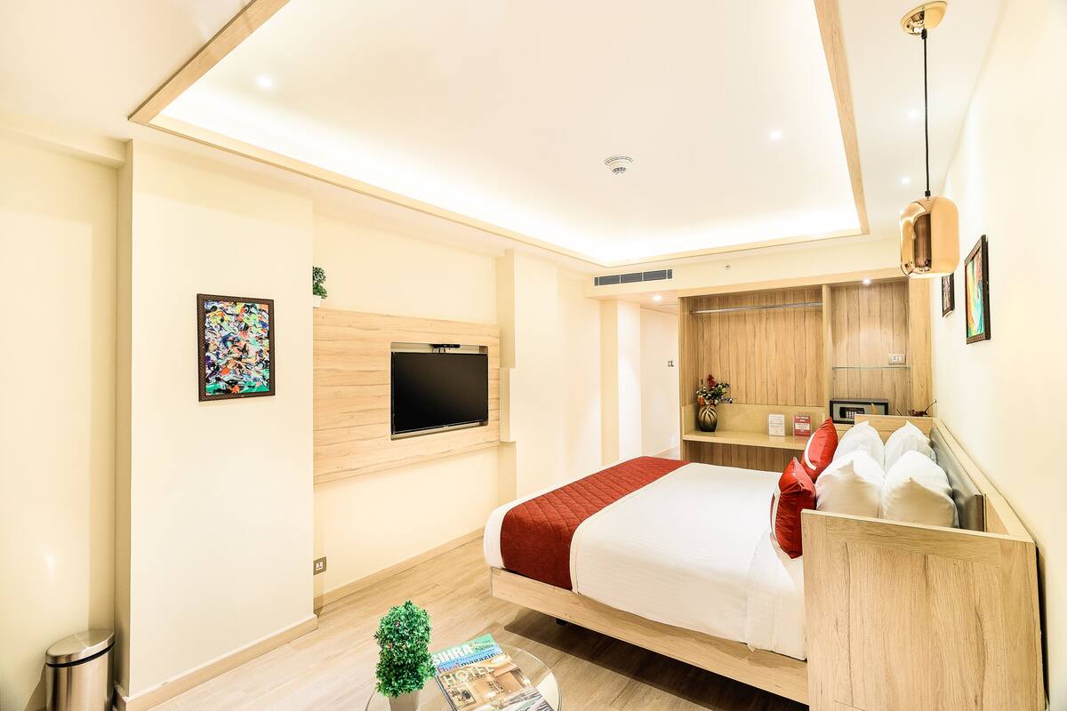 1 bedroom, Egyptian cotton sheets, premium bedding, down comforters
