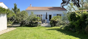 Renovated 3-star house of 60 m2 with large enclosed garden (pets welcome).