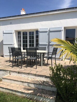 Outdoor dining - Renovated 3-star house of 60 m2 with large enclosed garden (pets welcome). (Noirmoutier-en-l'Île)