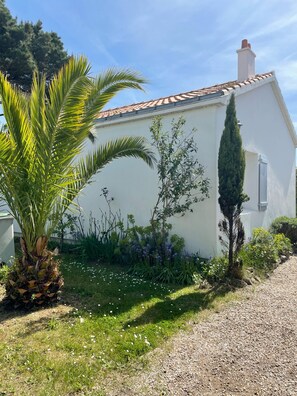 Property grounds - Renovated 3-star house of 60 m2 with large enclosed garden (pets welcome). (Noirmoutier-en-l'Île)