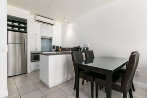 Dining - Beach Club 2 Bedroom Apartment 3221-2 Palm Cove (Palm Cove)