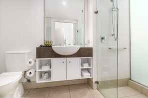 Shower, hair dryer, towels - Beach Club 2 Bedroom Apartment 3221-2 Palm Cove (Palm Cove)