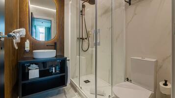Superior Room | Bathroom | Shower, rainfall showerhead, free toiletries, hair dryer