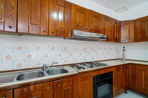 Fridge, oven, stovetop, cookware/dishes/utensils