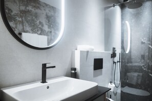Een douche, een haardroger, handdoeken