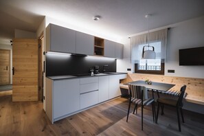 Frigorifero, forno, piano cottura, lavastoviglie