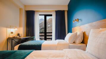 Hypo-allergenic bedding, minibar, in-room safe, desk