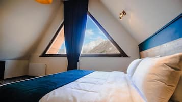 Hypo-allergenic bedding, minibar, in-room safe, desk