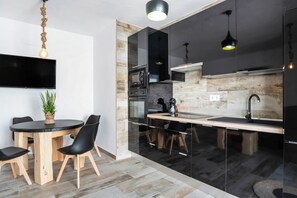 Frigorifero, microonde, forno, piano cottura