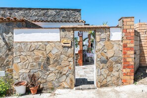 Exterior - Casa Bombón – Casa Rural con Piscina Privada y Wi-Fi – Solo Familias (Vejer de la Frontera)