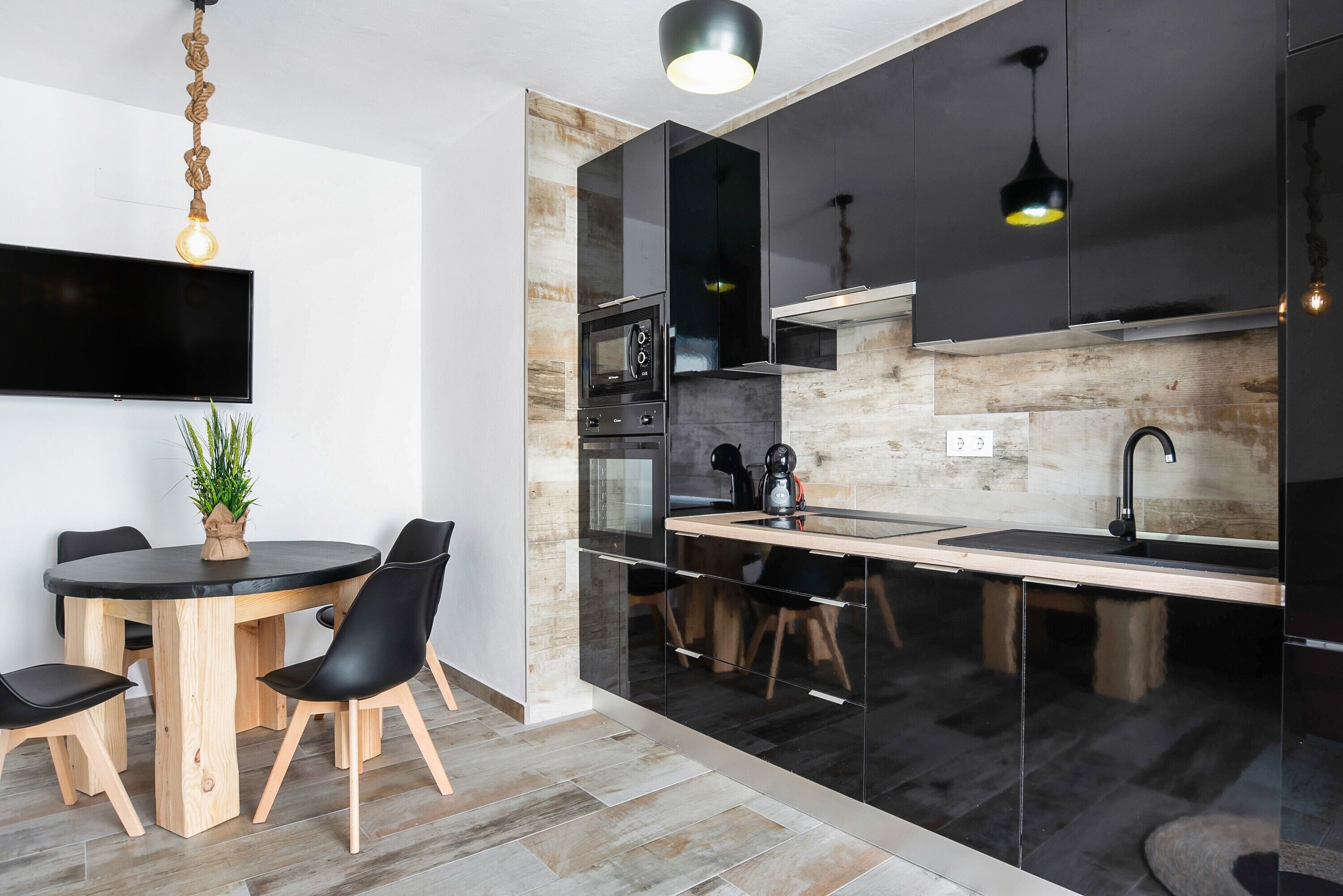 Frigorifero, microonde, forno, piano cottura