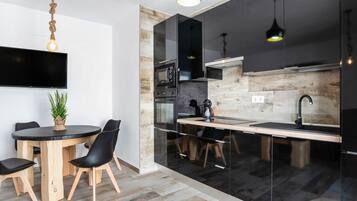 Frigorifero, microonde, forno, piano cottura