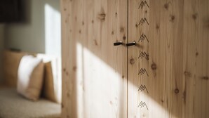 A wooden wardrobe with a handle and a door with a geometric pattern. - Apartment 'Nature Berg' with Mountain View, Terrace & Wi-Fi (Luttach)