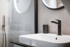 Dusche, Haartrockner, Handtücher