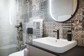 Ducha, secador de pelo y toallas