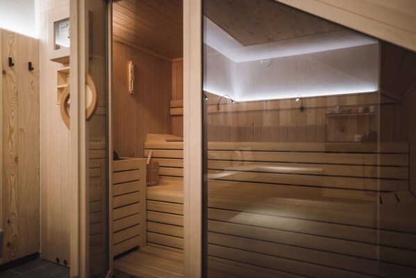 Sauna - Apartment 'Nature Hütte' with Mountain View, Terrace & Wi-Fi (Luttach)