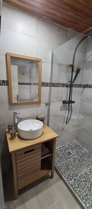 Een douche, een haardroger, toiletpapier
