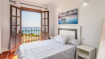2 slaapkamers, een strijkplank/strijkijzer, gratis wifi, beddengoed