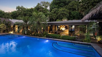 Alberca climatizada y camastros