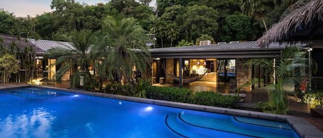 Piscine chauffée, chaises longues