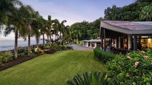 Property grounds - Belle Escapes Trinity Beach Palace Luxury Estate (Trinity Beach)