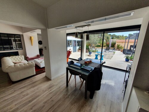 Air-conditioned villa 6 people
