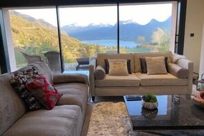 Smart-TV, DVD-Player, Tischfußball, Tischtennisplatte