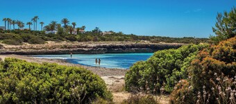 Holiday Home 'Villa Seve' close to the Beach with Shared Pool & Wi-Fi