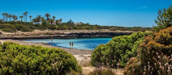 Holiday Home 'Villa Seve' close to the Beach with Shared Pool & Wi-Fi