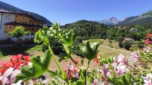 A hotel with a view of mountains and a clear sky. - Pier Hotel (Andalo)