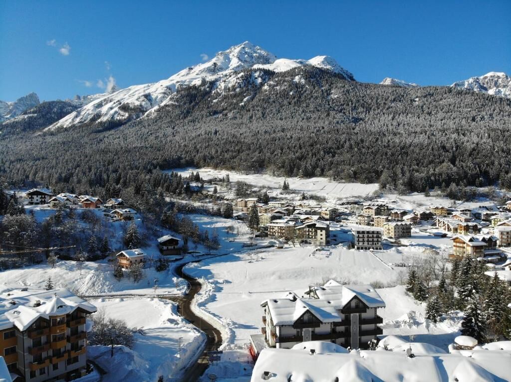 Un pueblo cubierto de nieve con edificios y un río.